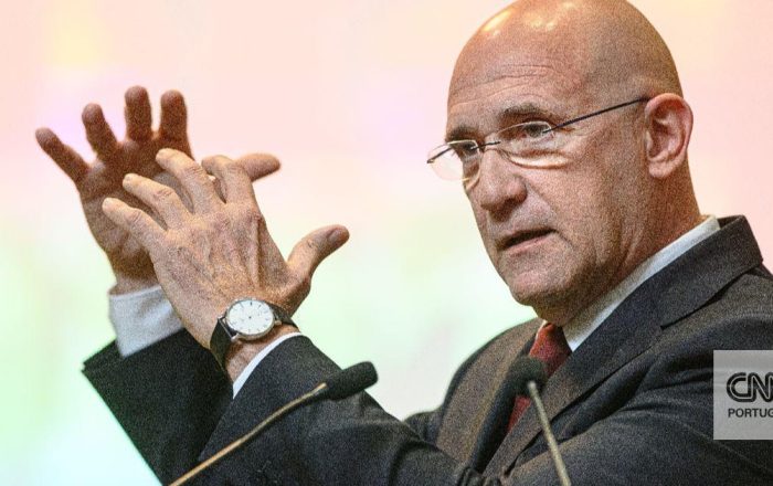 Passos Coelho equaciona regresso à política se PSD falhar governação