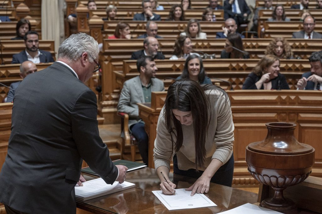 Parlamento discute proposta para reduzir período de concessão de portagens em autoestradas
